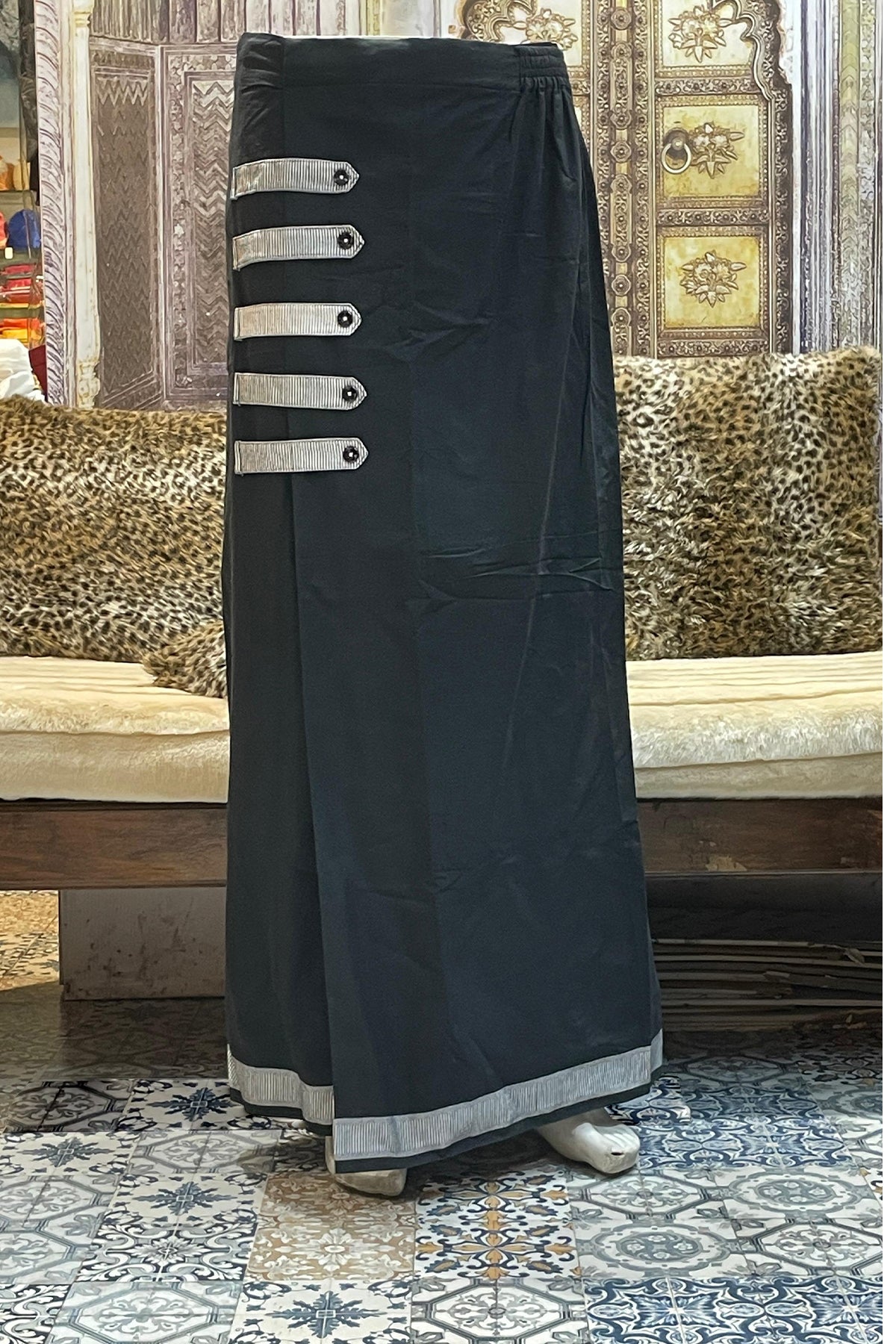 Easy-wear Black RelaxFit lungi