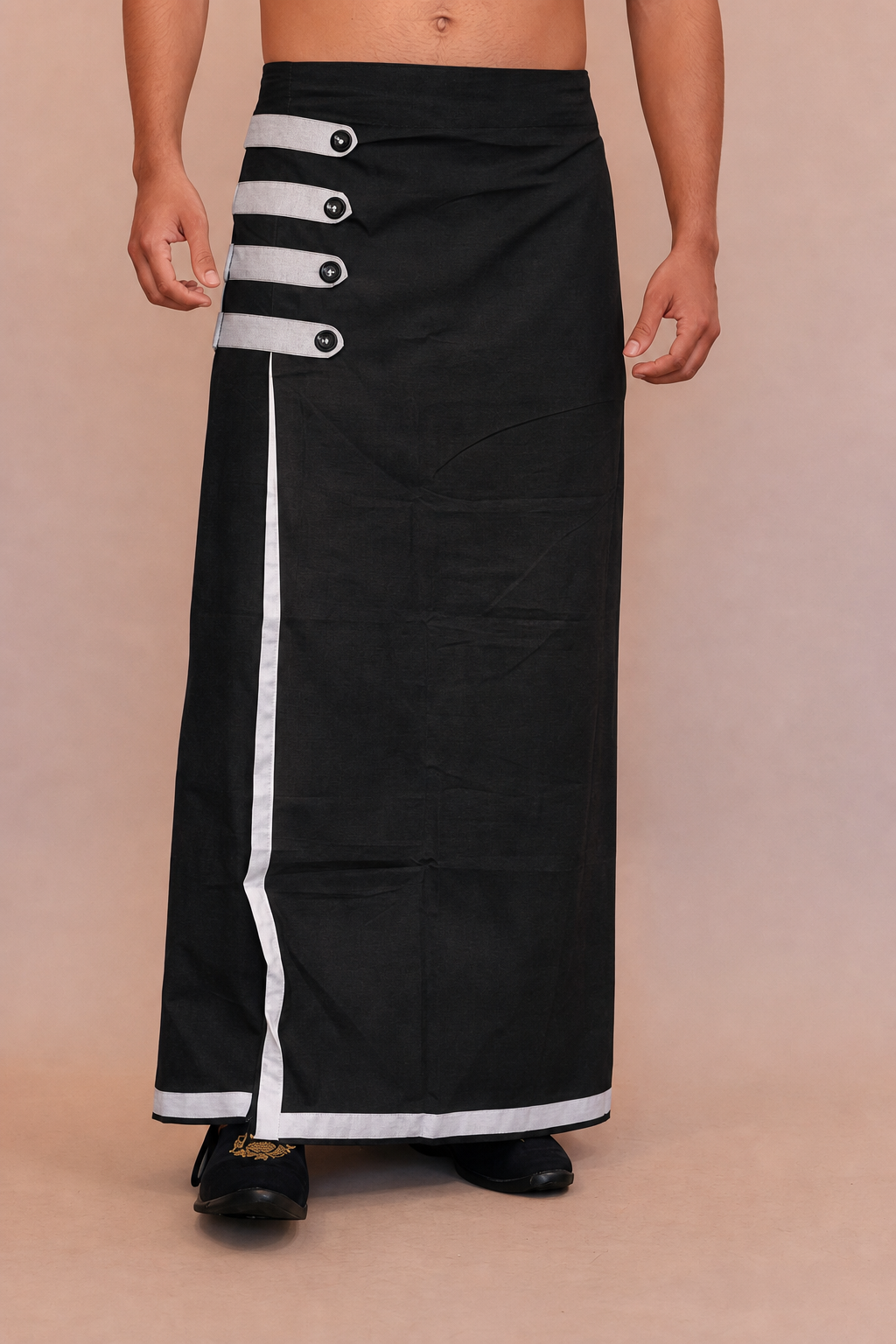 Easy Lungi in black with white trim